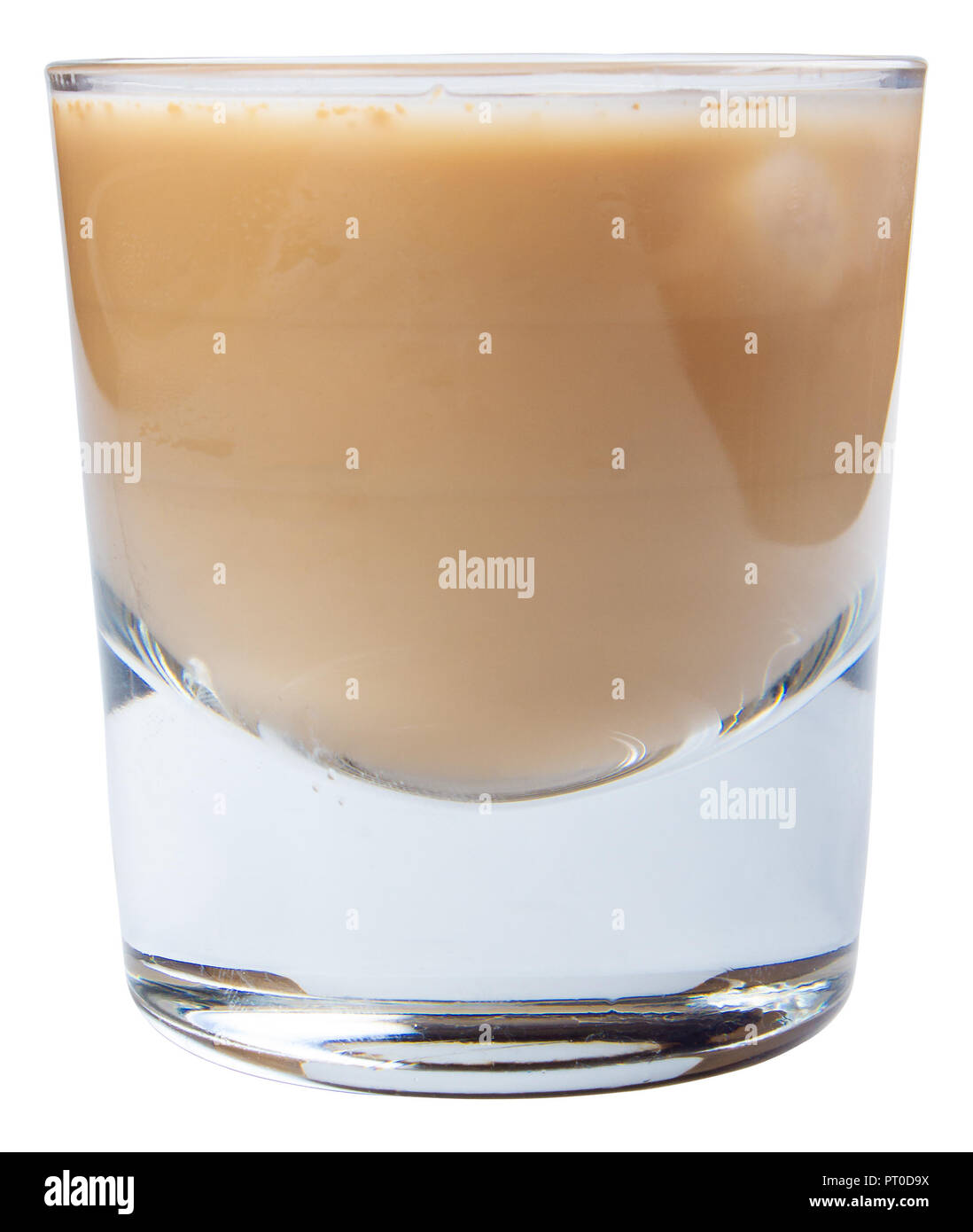 Cocktail alcool crème irlandaise avec de la glace dans un verre court. Vue de côté isolé sur fond blanc Banque D'Images