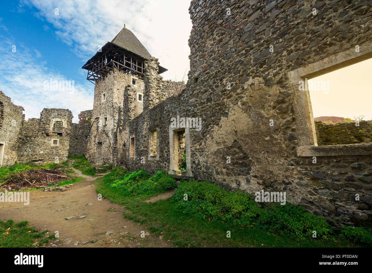 Cour intérieure avec tour principale de Nevytsky. ruines du château de Transcarpatie attraction populaires Voyage Banque D'Images