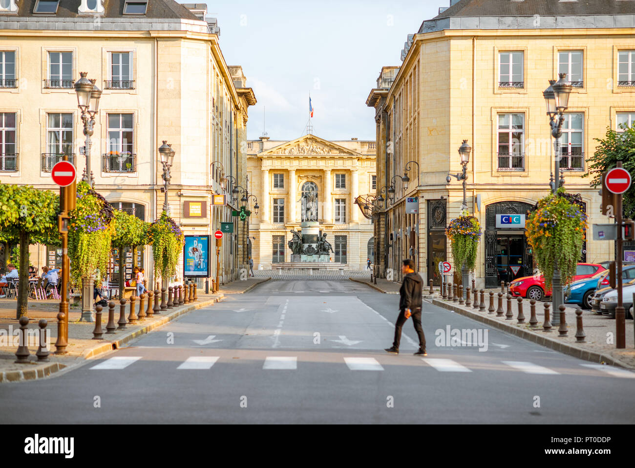 REIMS, FRANCE - 27 août 2017 : Street view avec man crossing street dans la ville de Reims, France Banque D'Images