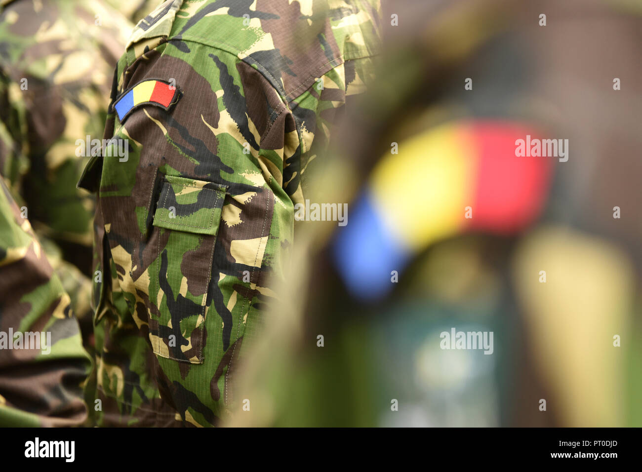 Patch roumaine drapeau sur le bras de soldats.Roumanie l'uniforme militaire. Les troupes de la Roumanie Banque D'Images