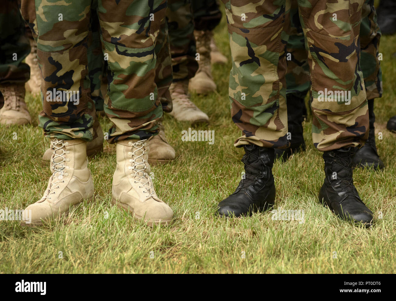 Les jambes de soldats en noir et blanc chaussures. concept militaire de  l'armée, les troupes., militaires, hommes Photo Stock - Alamy