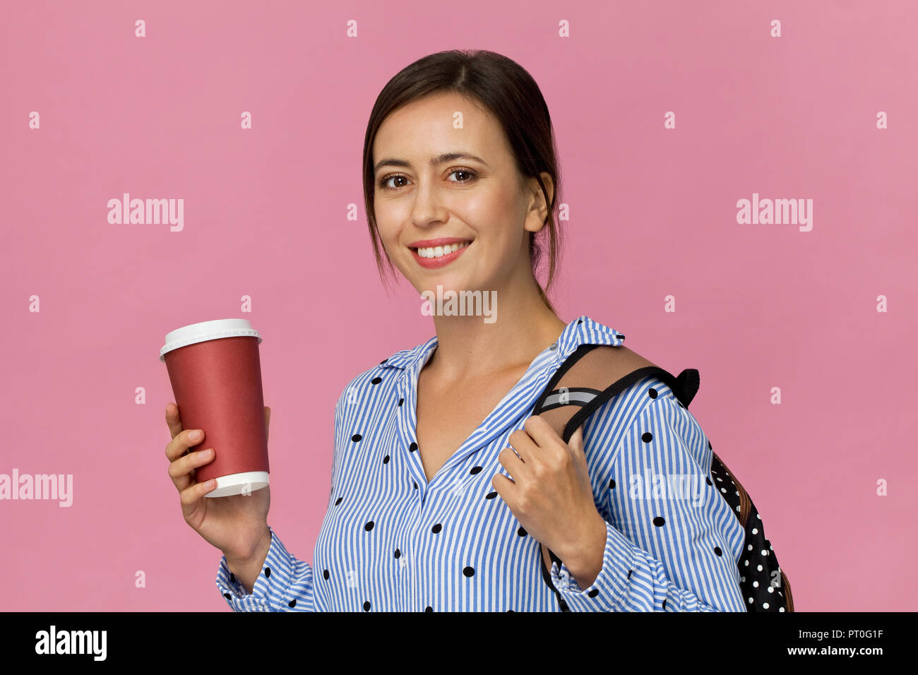 Belle et charmante étudiante avec sac à dos et tasse de café Banque D'Images
