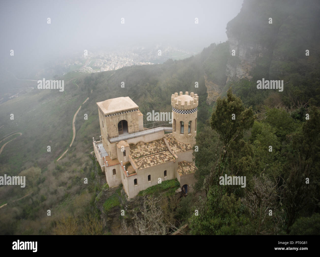 Erice, Sicile, Italie - 10 mars 2018 : les nuages de passage dans cette ville médiévale située sur le sommet de la montagne sont la création d'effet magique. Banque D'Images