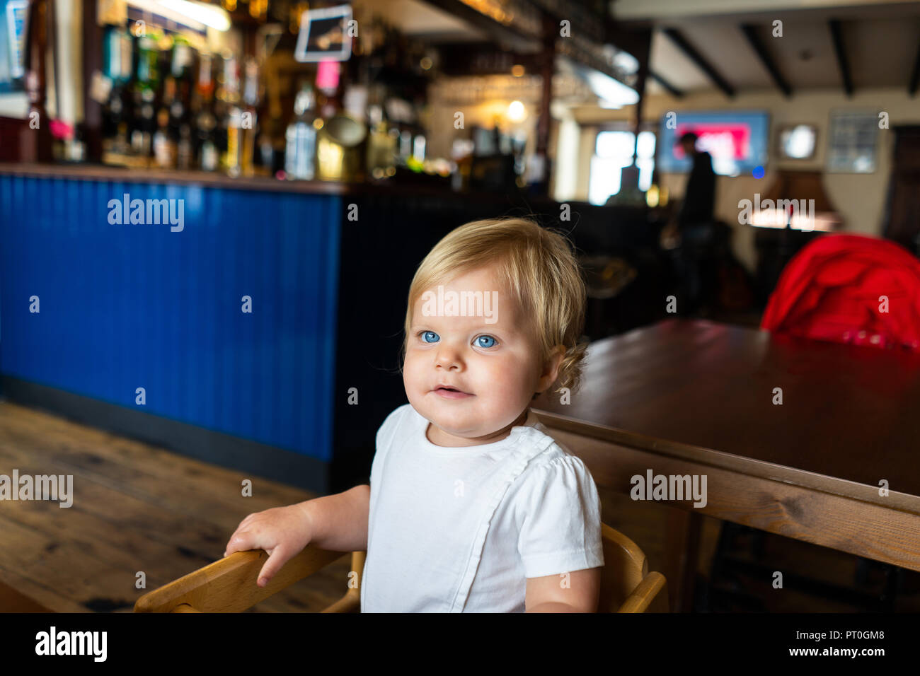 Garcon Enfant Bebe Fille Yeux Brillants Banque D Image Et Photos Alamy