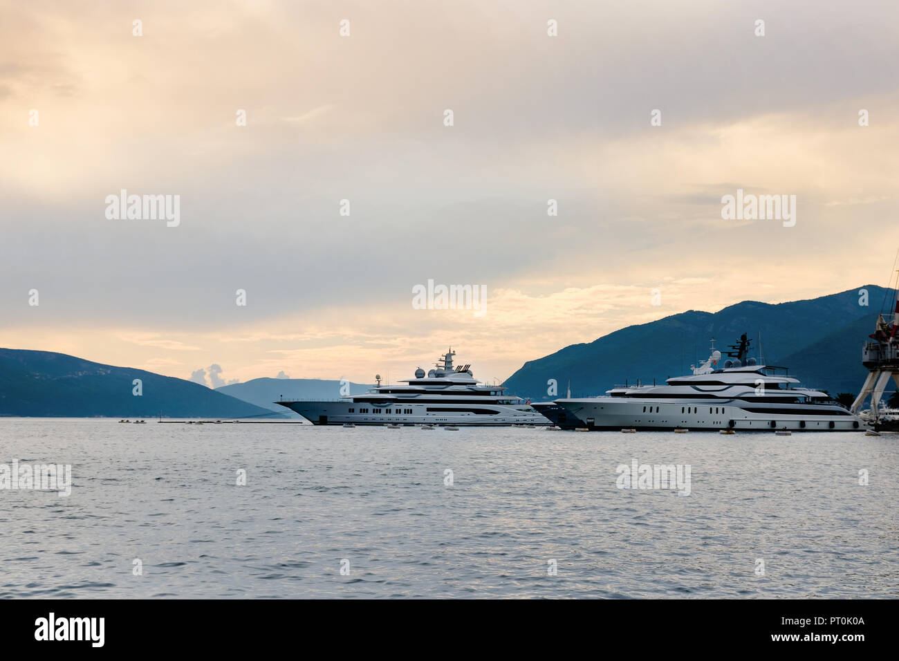 Bateau de tourisme dans la mer dans la soirée du soleil sur de belles grandes montagnes, l'arrière-plan d'aventure estivale de luxe, vacances actives à Tivat, Monténégro Banque D'Images