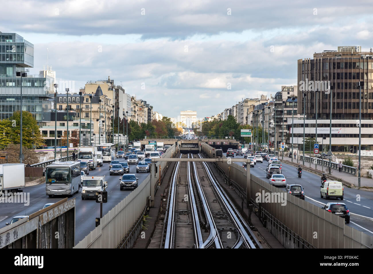 Le trafic de métro entre la Défense et Paris - France Banque D'Images