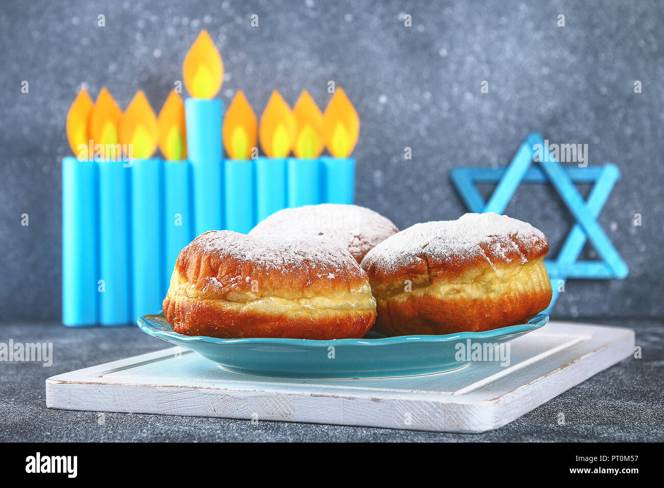 Fête juive Hanoucca et ses attributs, menorah, beignets, étoile de David Banque D'Images