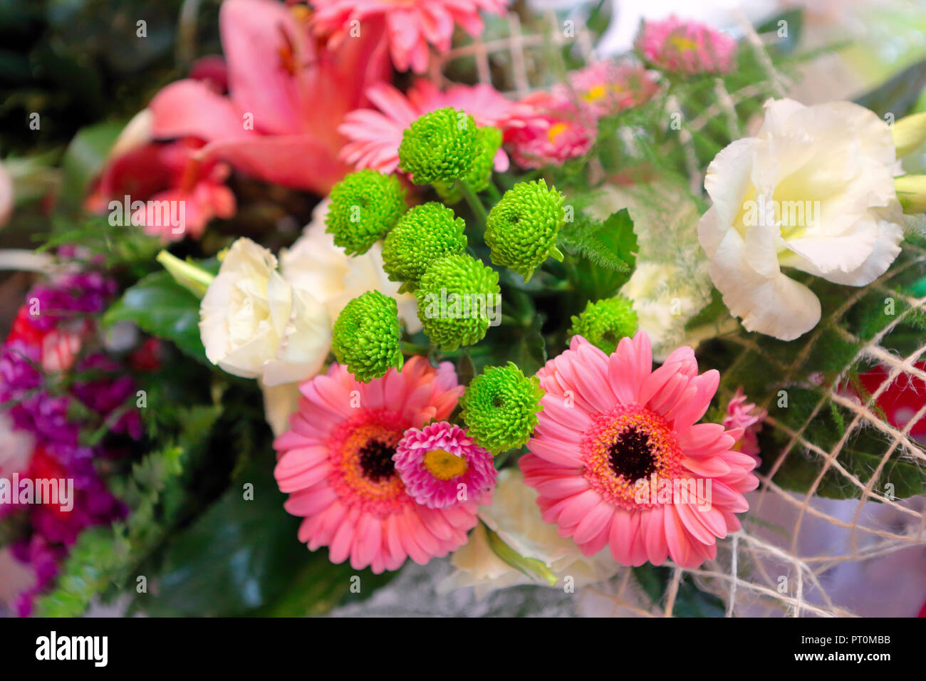 Bouquet de fleurs dans un panier Banque D'Images