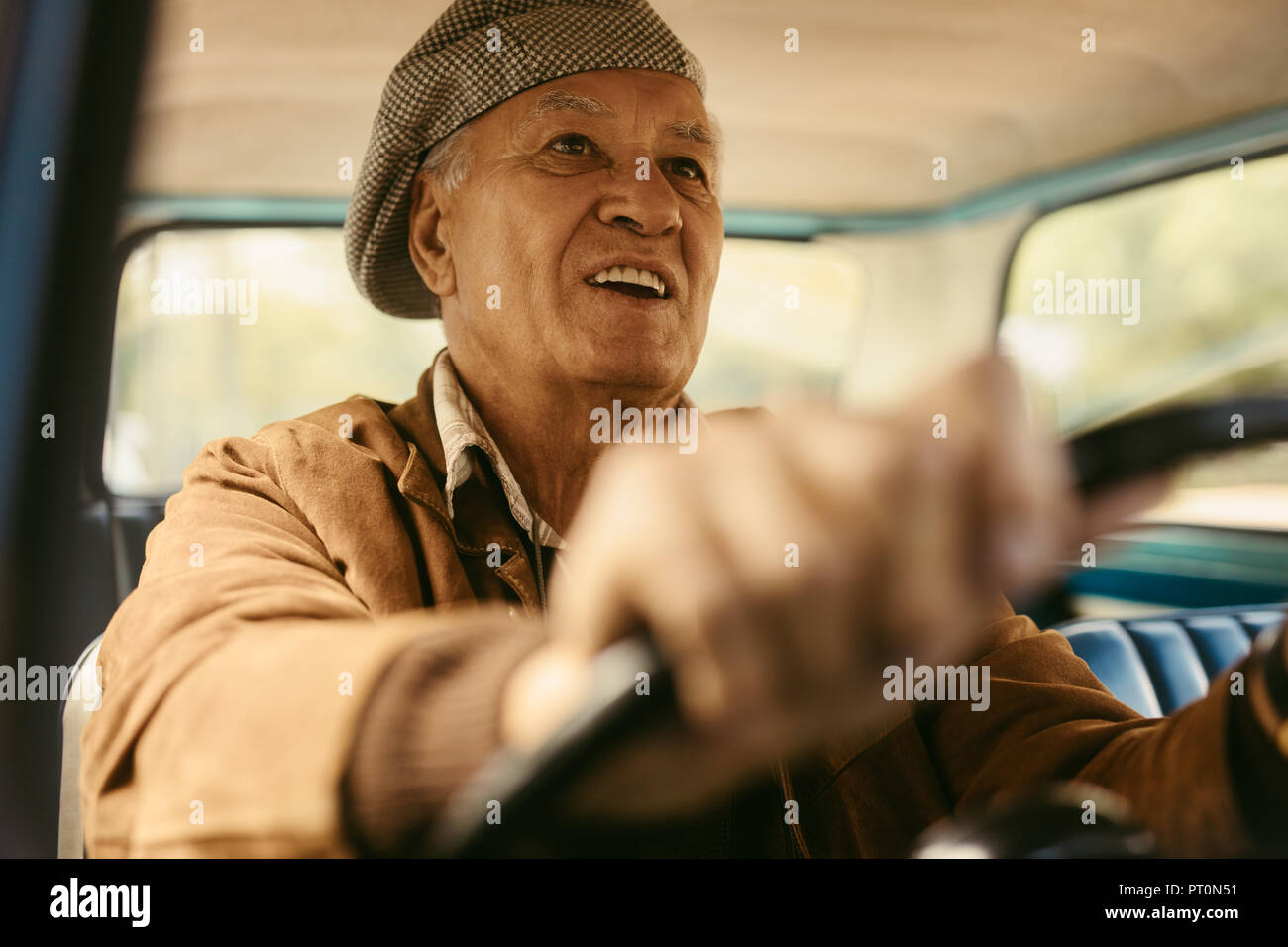 Vieil homme coiffé d'un bonnet Banque de photographies et d'images à haute  résolution - Alamy