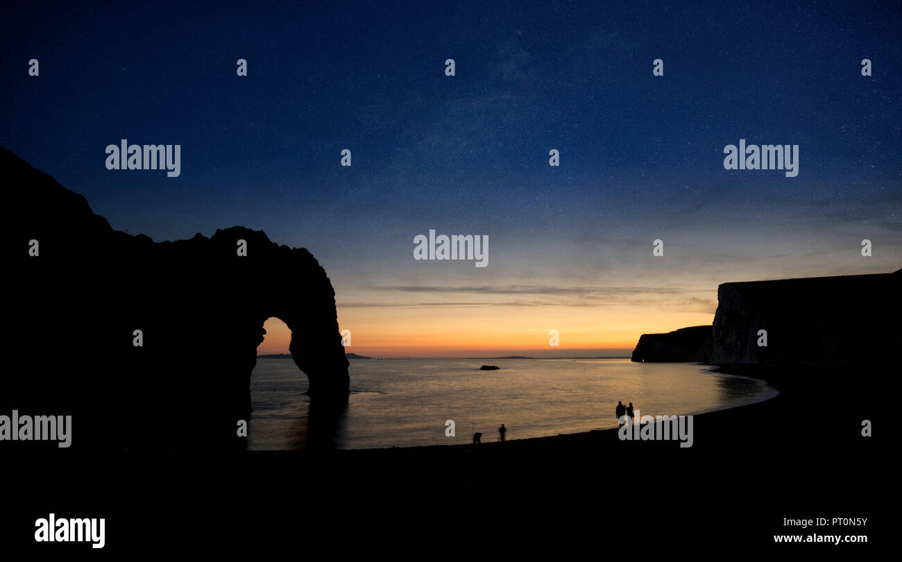 Superbe Voie Lactée dynamique composite image sur paysage de Durdle Door en Angleterre Banque D'Images