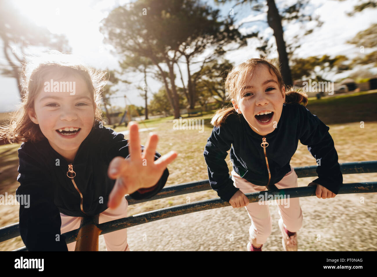 Deux petits jumeaux jouer ensemble en aire de jeux en plein air. Les jumeaux identiques ayant l amusement a l exterieur a la camera et au rire Photo Stock Alamy