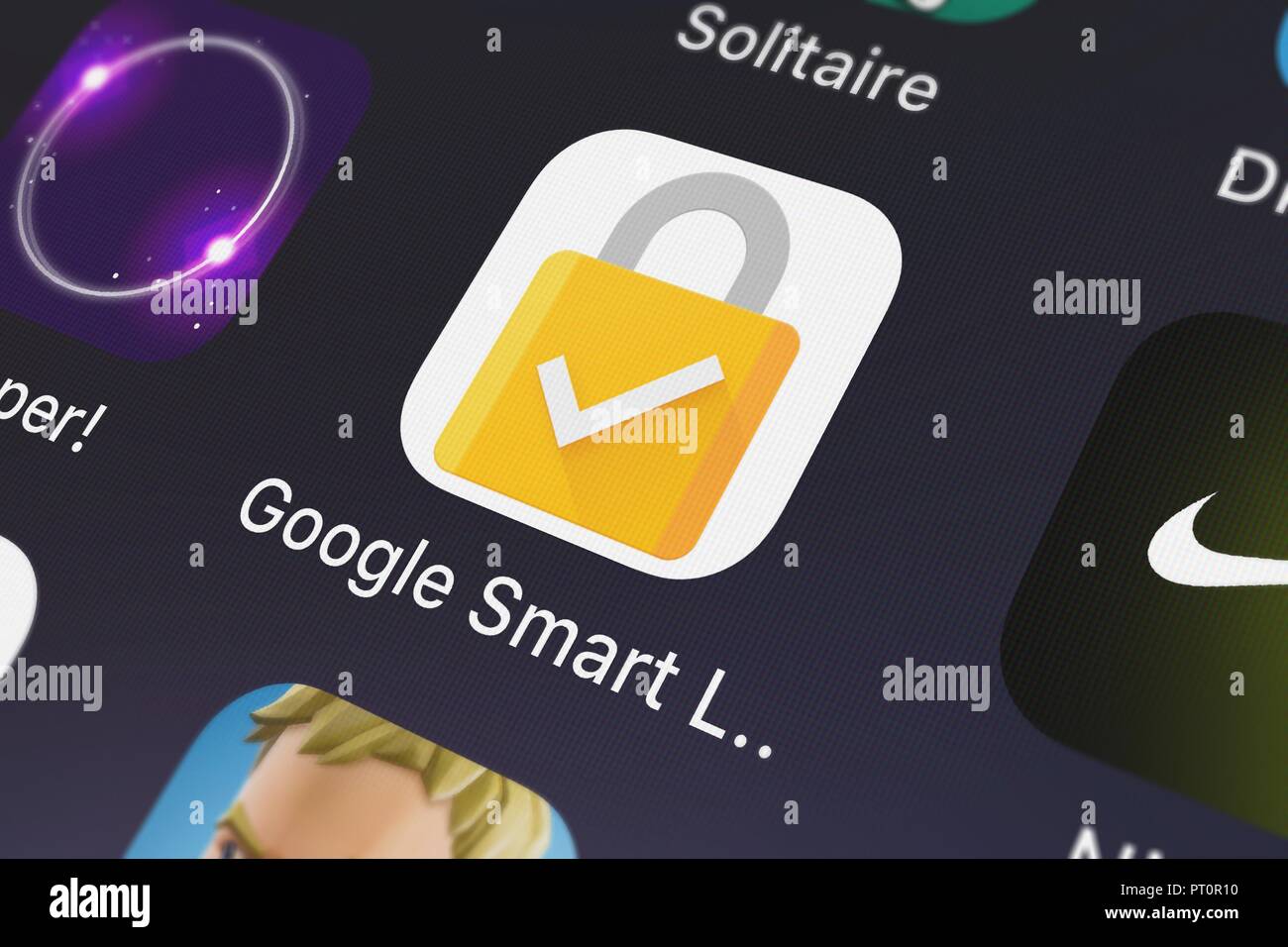 Londres, Royaume-Uni - Octobre 05, 2018 : Gros plan sur le verrou Smart Google Mobile App de Google, Inc.. Banque D'Images