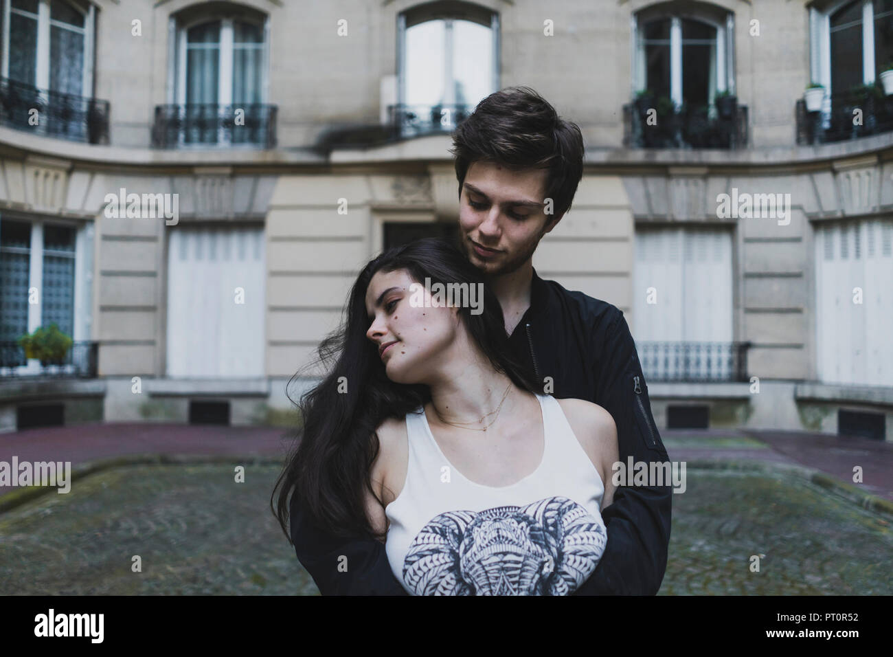 France, Paris, Montmartre, le jeune couple dans l'amour en face du bâtiment Banque D'Images