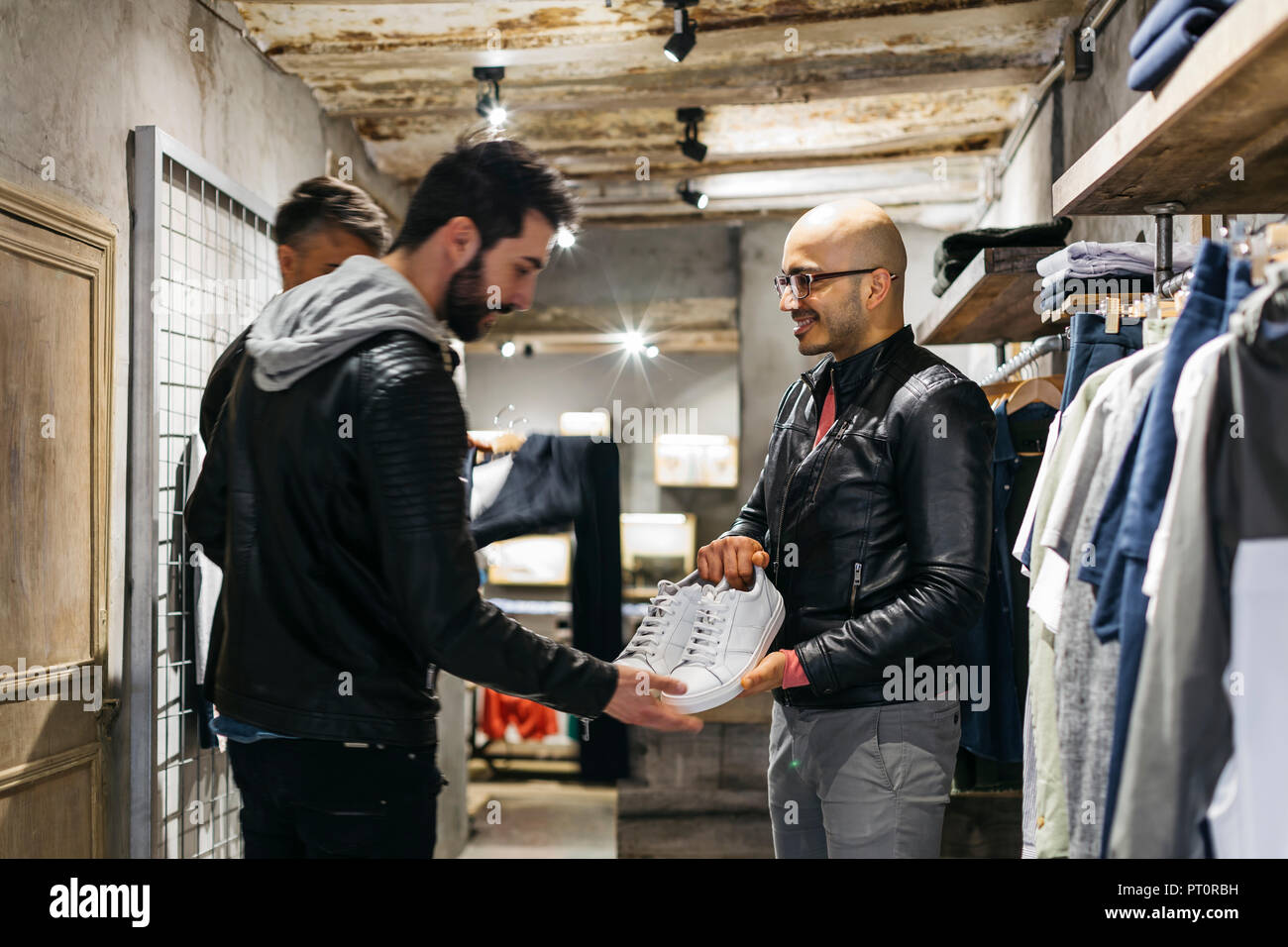 Boutique de vetements pour homme moderne Designer en montrant de nouvelles chaussures pour homme Photo Stock Alamy