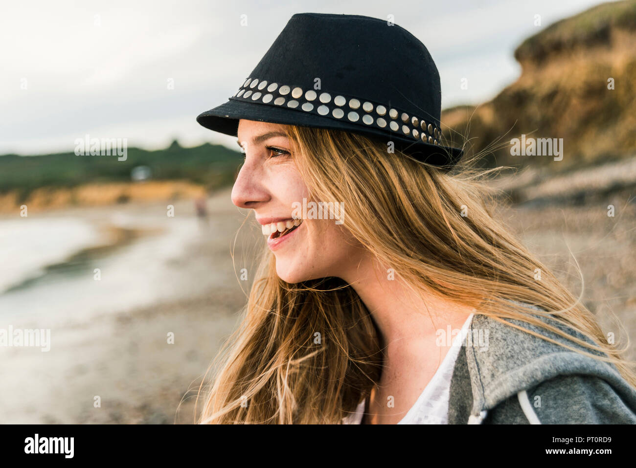 Happy young woman on the beach Banque D'Images
