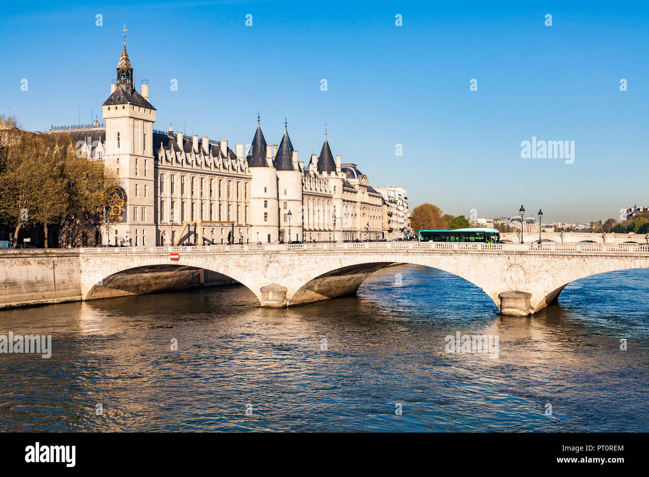 France, Paris, Palais de Justice et Pont au Change Banque D'Images