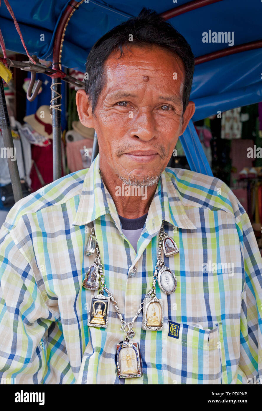 Portrait de femme conducteur de pousse-pousse, le port d'amulettes bonne chance, Bangkok, Thaïlande Banque D'Images