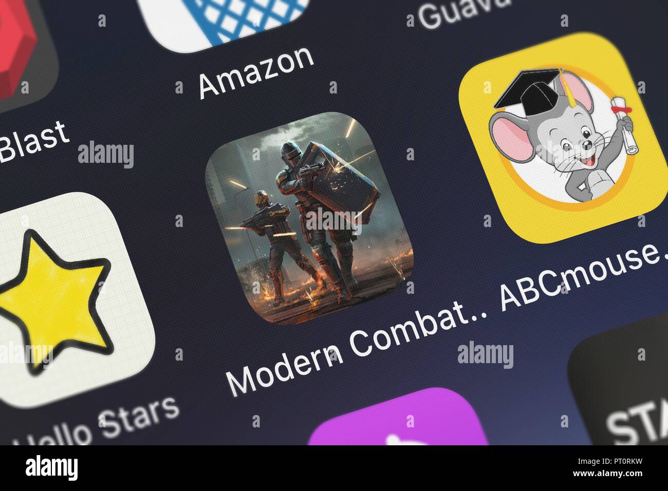 Londres, Royaume-Uni - Octobre 05, 2018 : Le Modern Combat 5 app mobile de Gameloft sur un écran d'iPhone. Banque D'Images