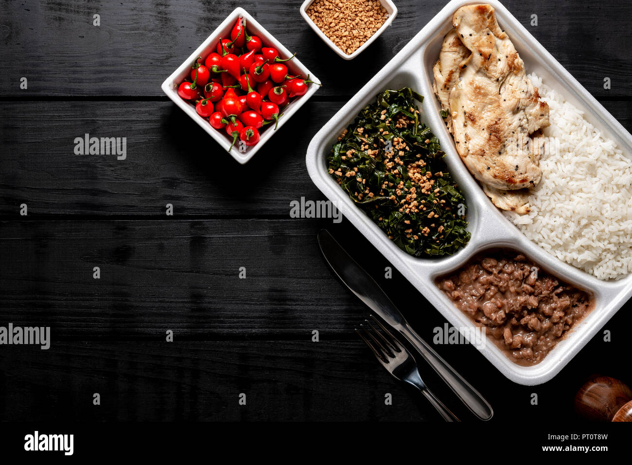 Poulet et riz blanc haricots sautés à l'ail chou. Boîte à lunch brésilien. Vue de dessus Banque D'Images