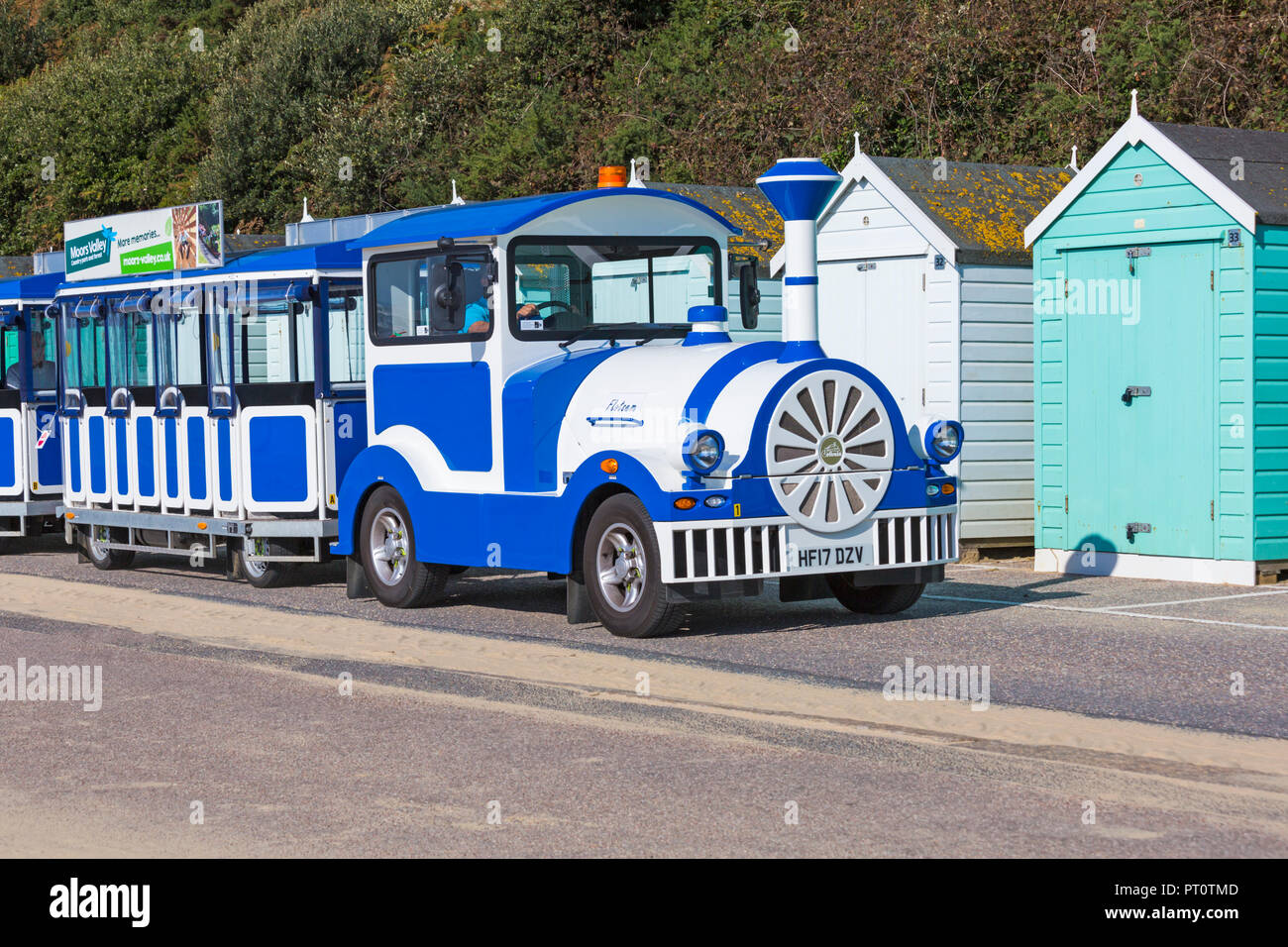Zoé landtrain, petit train, promenade le long cours des cabanes de plage à Bournemouth, Dorset UK en Septembre Banque D'Images