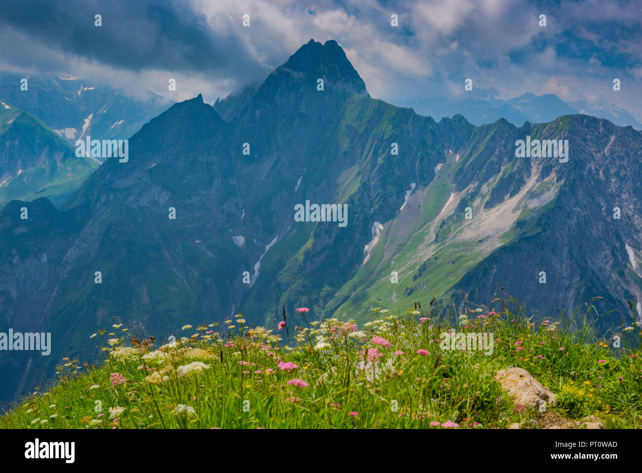 Germany, Bavaria, approchant orage à Laufbacher Eck, vue de la vallée et Nebelhorn Oy, Hoefats en arrière-plan Banque D'Images