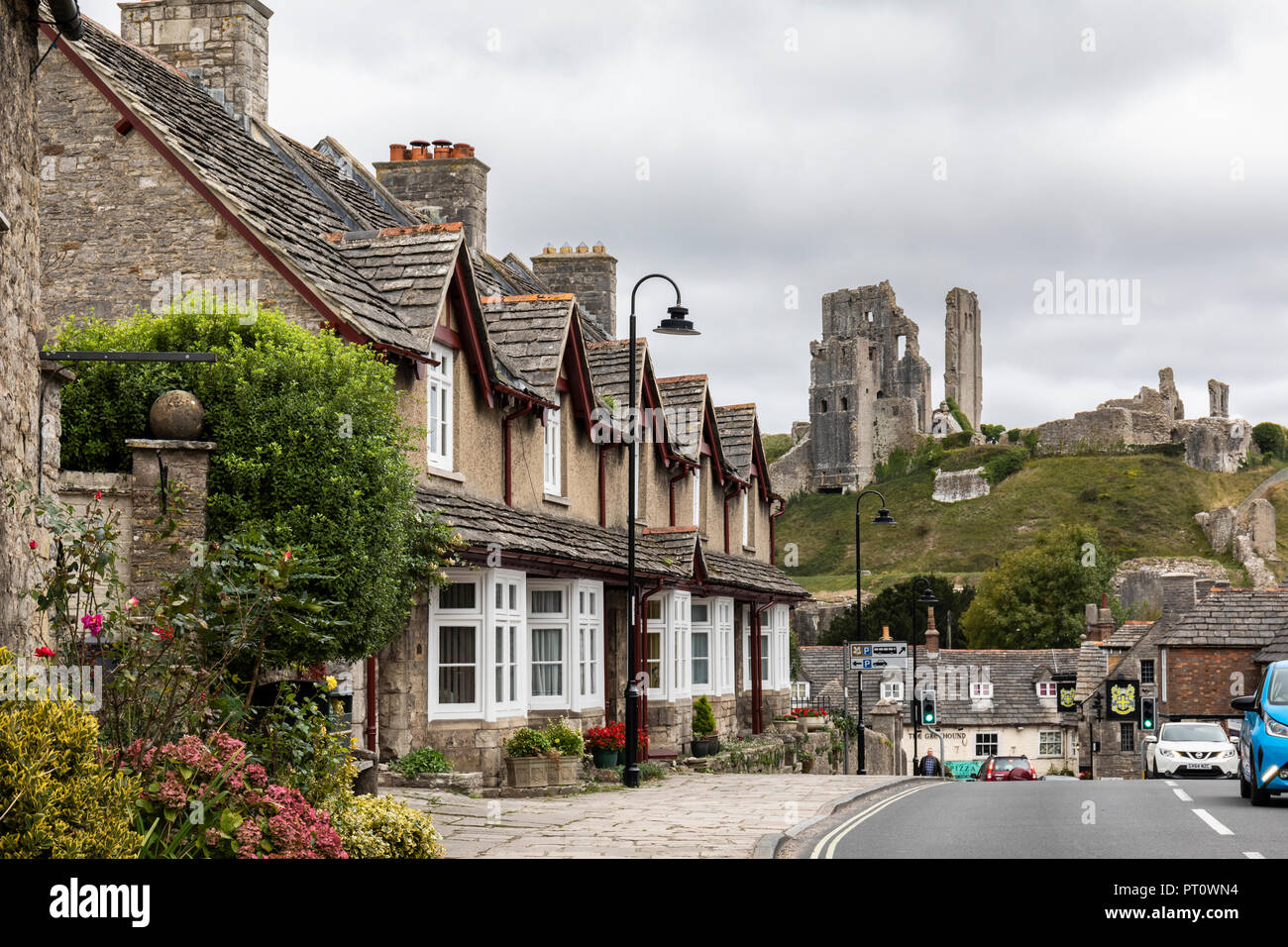 Château de Corfe surplombant les maisons pittoresques du village, Château de Corfe, Wareham, Dorset, Angleterre, Royaume-Uni Banque D'Images