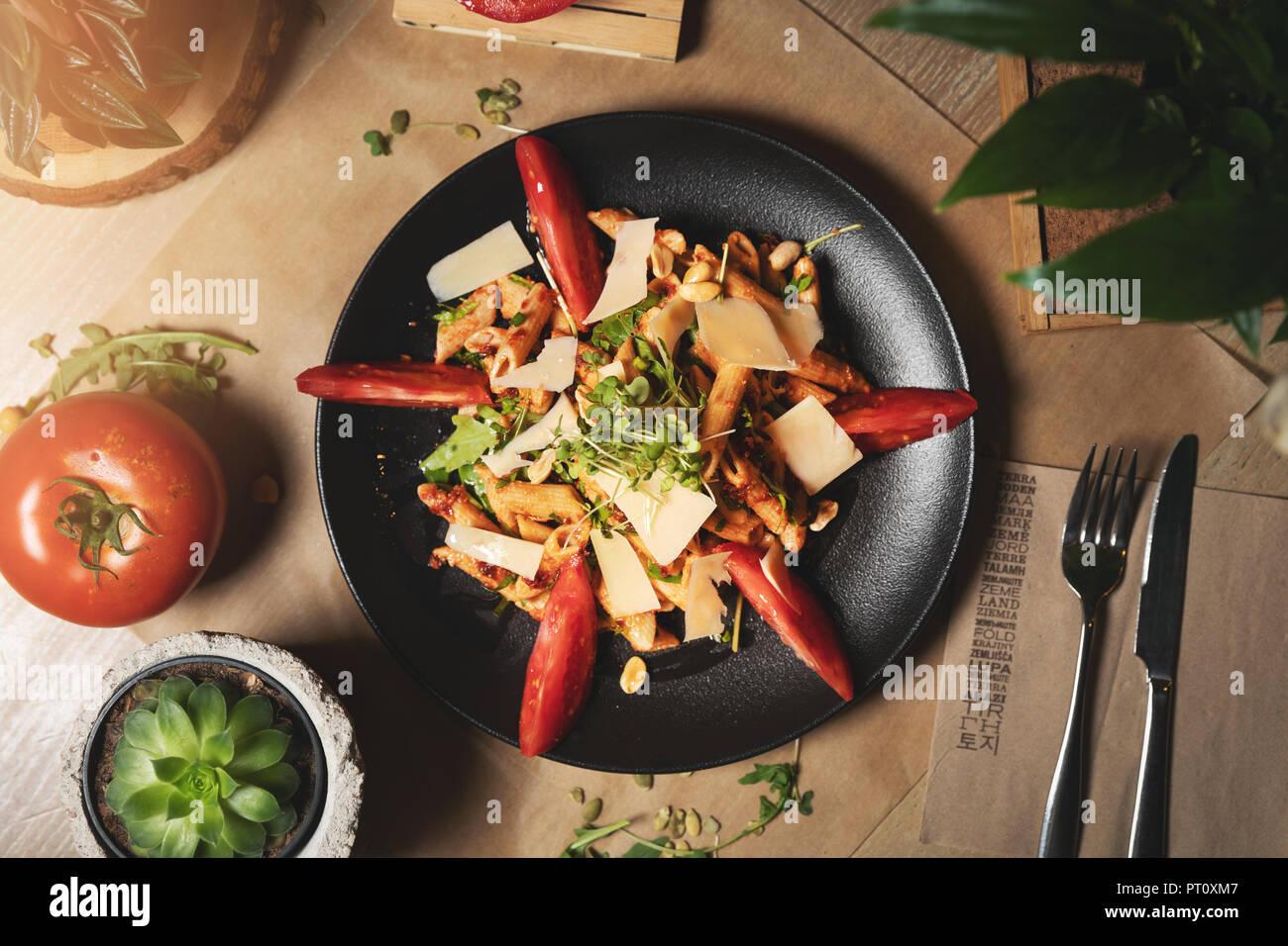 Salade de pâtes cuites avec des tomates Banque D'Images