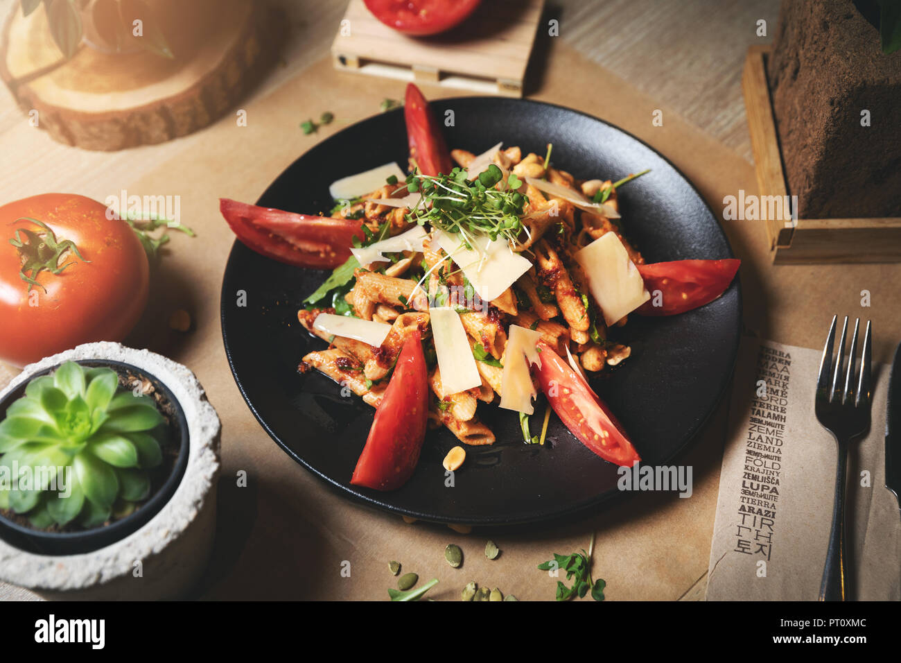 Salade de pâtes de grains entiers avec des tomates Banque D'Images