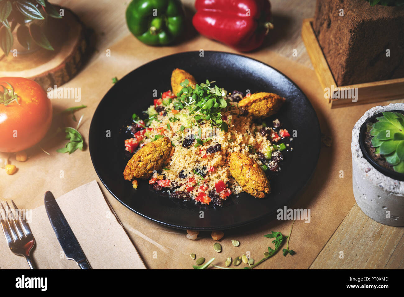 Couscous marocaine et falafel dish Banque D'Images