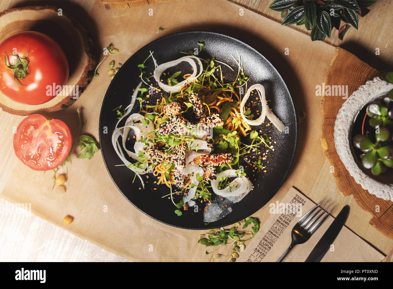Salade de nouilles de sarrasin et thon Banque D'Images