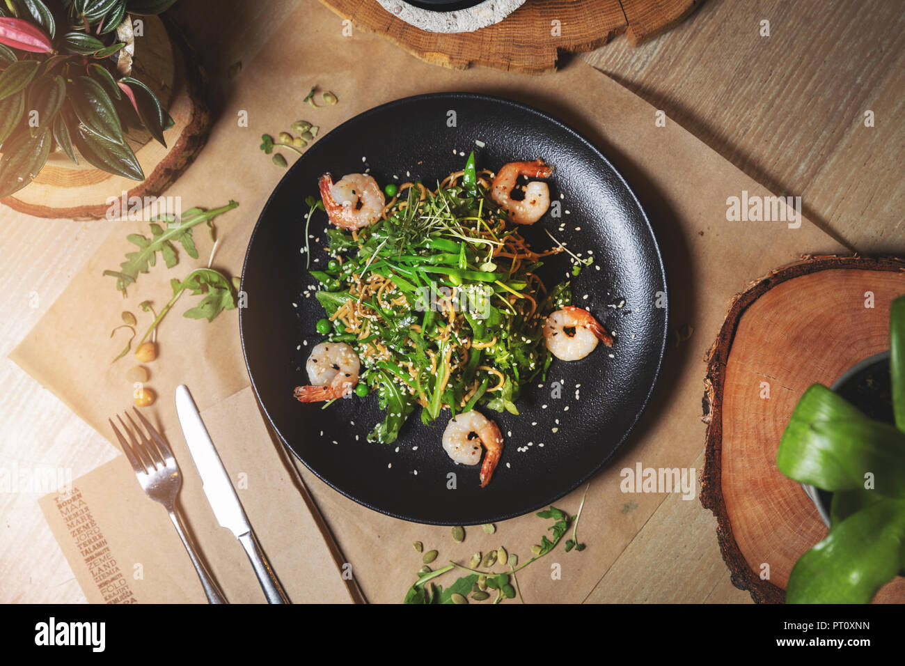 Salade de nouilles de riz aux crevettes et Banque D'Images