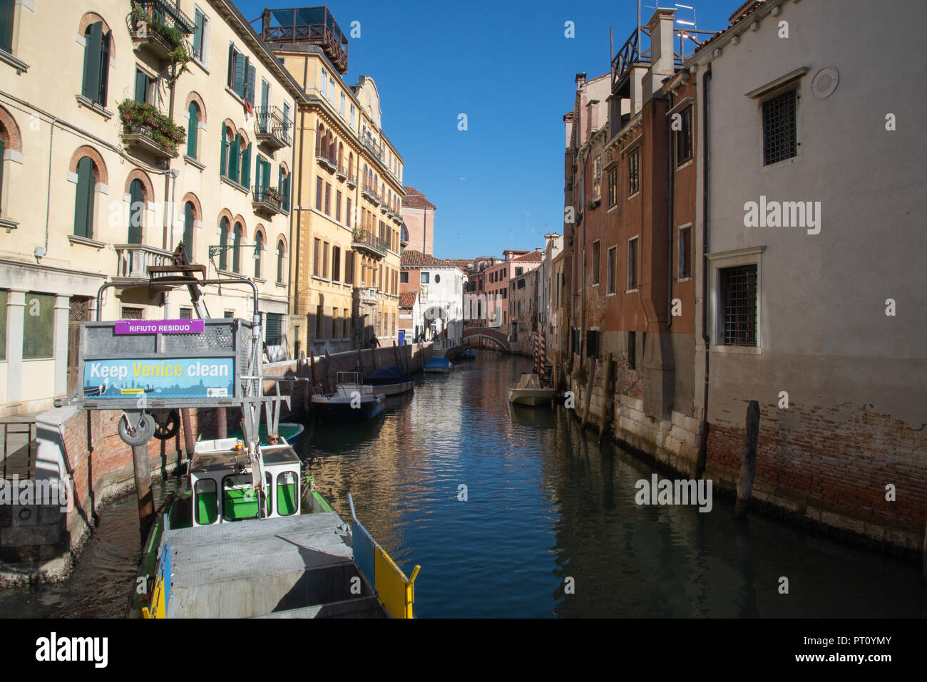 Jour de collecte des ordures à Venise Banque D'Images