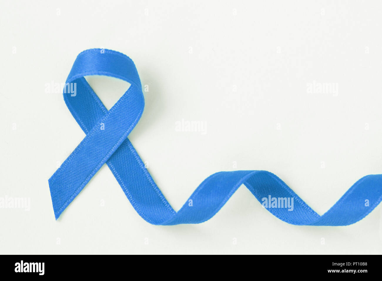 Ruban bleu sur fond blanc - Concept de sensibilisation du cancer de la prostate Banque D'Images