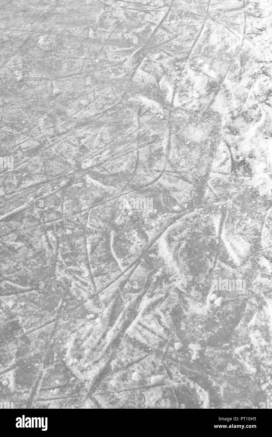 Arrière-plan de la glace avec les marques du patinage et du hockey. Sports d'hiver de papier peint. Banque D'Images