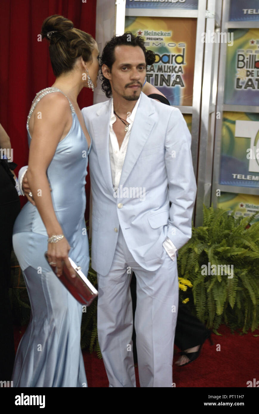 Jennifer Lopez et Marc Anthony arrivent sur le tapis rouge dans le Latin Billboard Awards 2005 , au Miami Arena, à Miami, en Floride, le 28 avril 2004. Banque D'Images