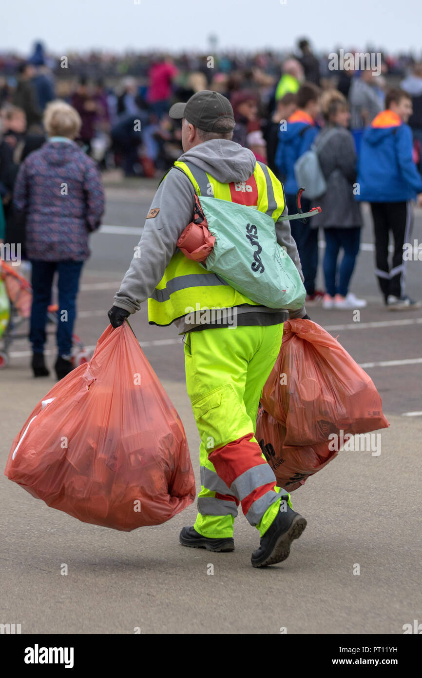 Biffa entrepreneurs, les nettoyeurs de rues street cleaner, nettoyage, travail, ville, propre, urbain, route, service, sweeper, travailleur, l'équipement, les ordures, les gens, l'emploi, le groupe de travail, le nettoyage, travaillant pour Wirral, Wallasey environmental services, UK Banque D'Images