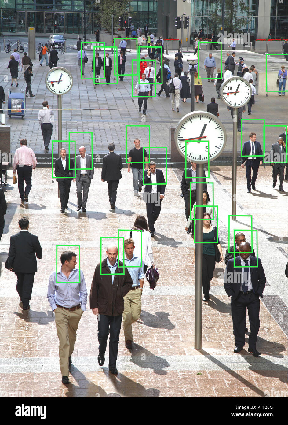 Une photo de travailleurs à Canary Wharf, London avec visages mis en évidence en carrés verts dans le style d'une caméra de surveillance avec la reconnaissance faciale Banque D'Images