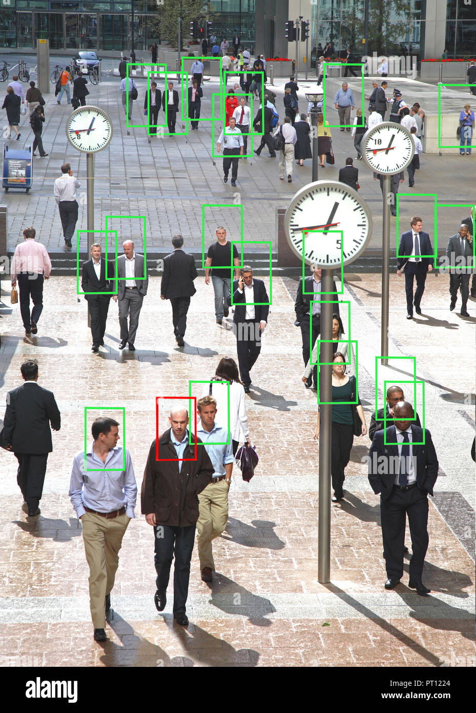 Une photo de travailleurs à Canary Wharf, London avec Visages en relief dans le style d'une caméra de surveillance à l'aide de reconnaissance des visages. Un visage choisi. Banque D'Images