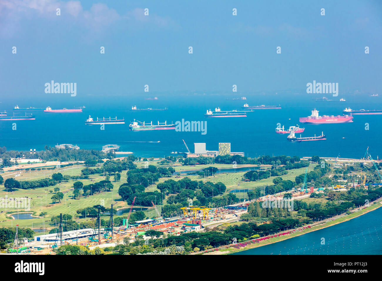 Singapour - le 18 août 2018 : vue aérienne de l'Est Singapour Marina dispose d' East Coast Expressway, jardins de la baie à l'Est, de la mer et des navires Banque D'Images