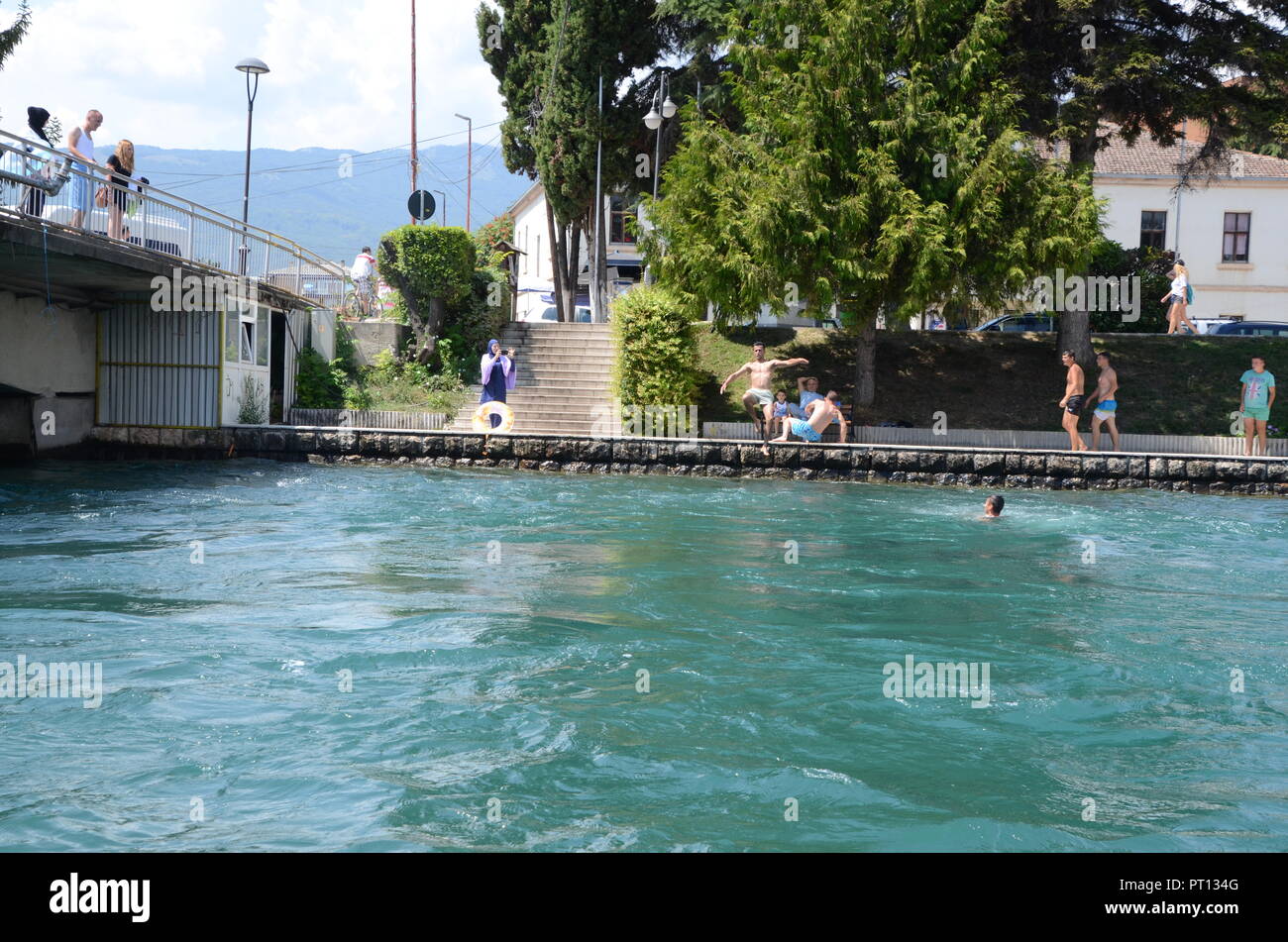 Ponts de Struga Macédoine où les habitants plonger ou sauter dans la rivière drin Banque D'Images