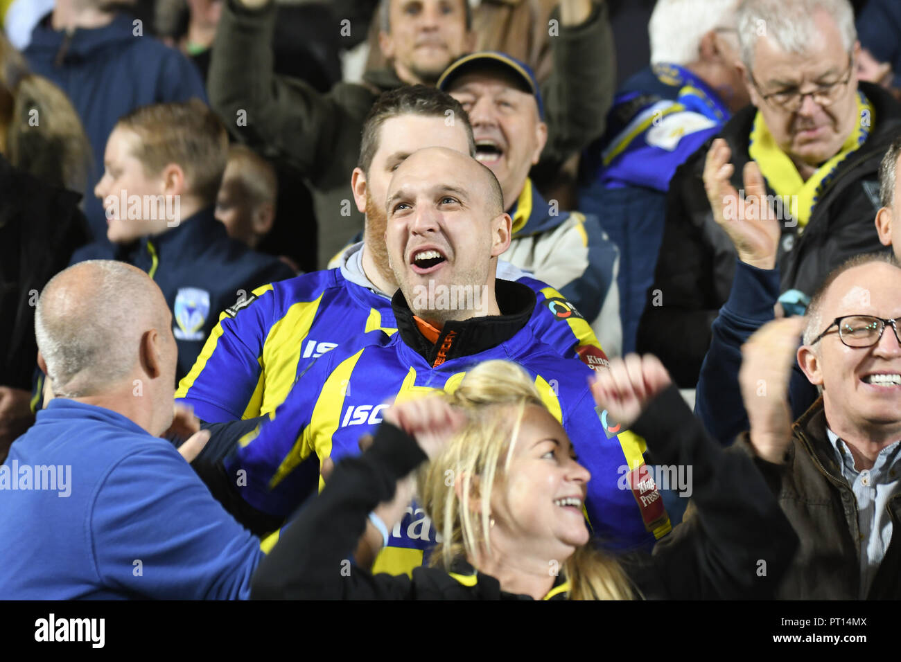 4 Octobre , totalement méchants, stade St Helens, Angleterre ; Betfred Super League Super 8s demi-finale St Helens v Warrington Wolves ; visages dans la foule Crédit : Richard Long/News Images Banque D'Images