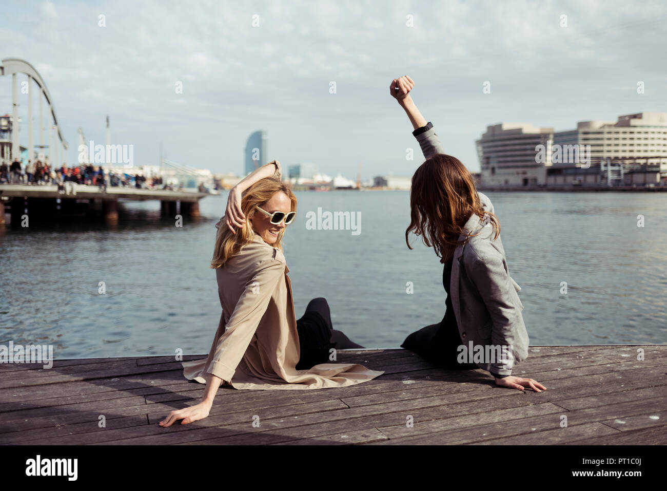 Espagne, Barcelone, deux jeunes femmes s'amusant Banque D'Images