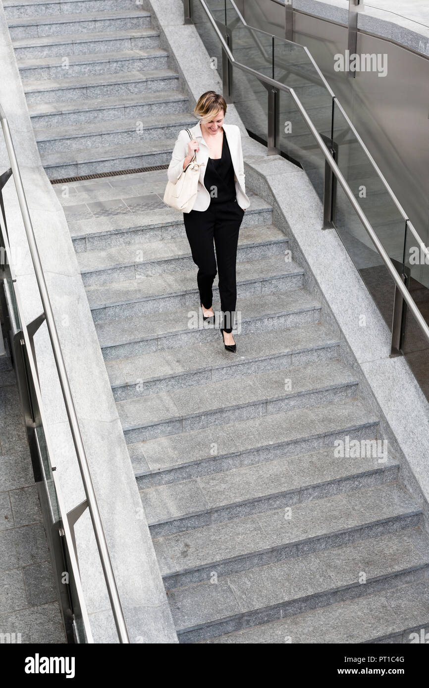Businesswoman walking en bas Banque D'Images