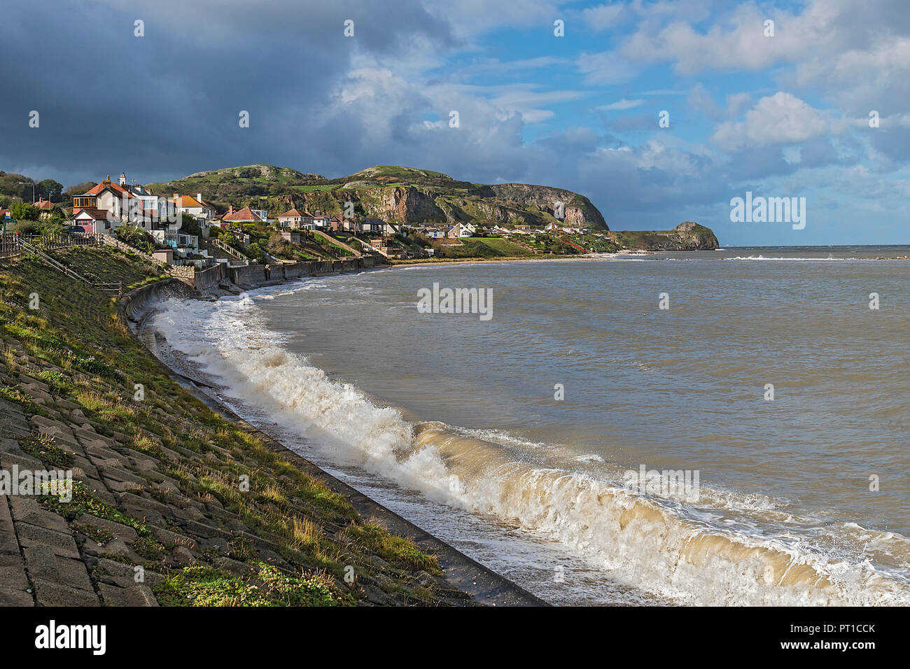 Little Orme vue à partir de l'extrémité nord de la baie de Penrhyn près de Llandudno North Wales UK Octobre 4015 Banque D'Images