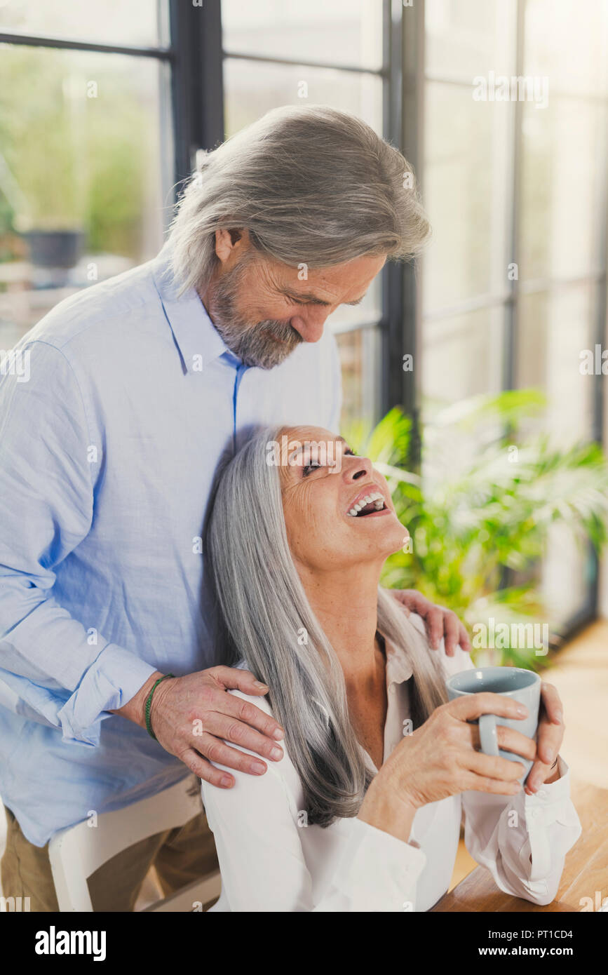 Happy senior couple drinking coffee at home Banque D'Images
