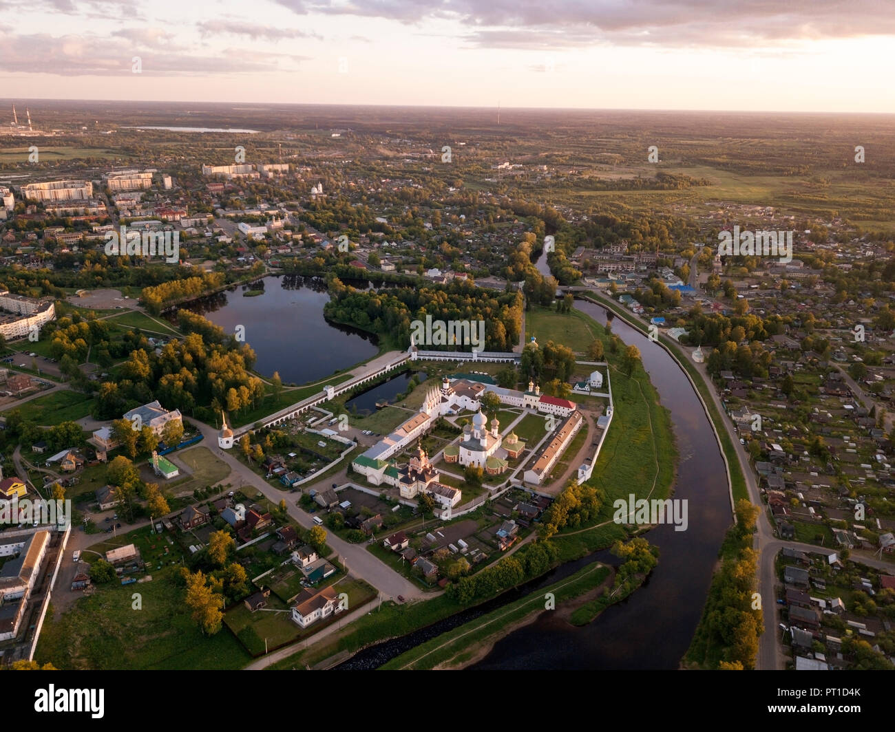 La Russie, l'Oblast de Léningrad, vue aérienne de Tikhvin, la cathédrale Uspenski dans la lumière du soir Banque D'Images