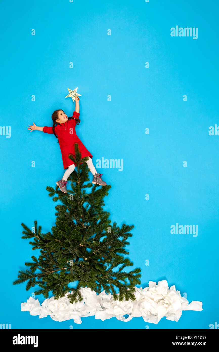 Girl decorating Christmas Tree Banque D'Images