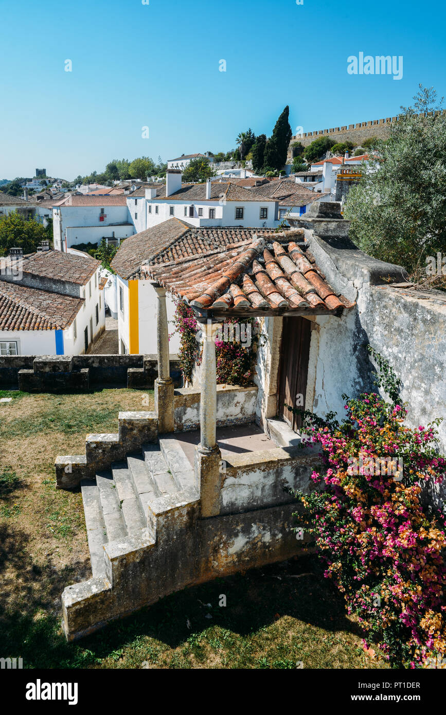 Vue du haut des toits en terre cuite perspecetive dans la ville fortifiée d'Obidos, Oeste, district de Leiria, Portugal, Europe Banque D'Images