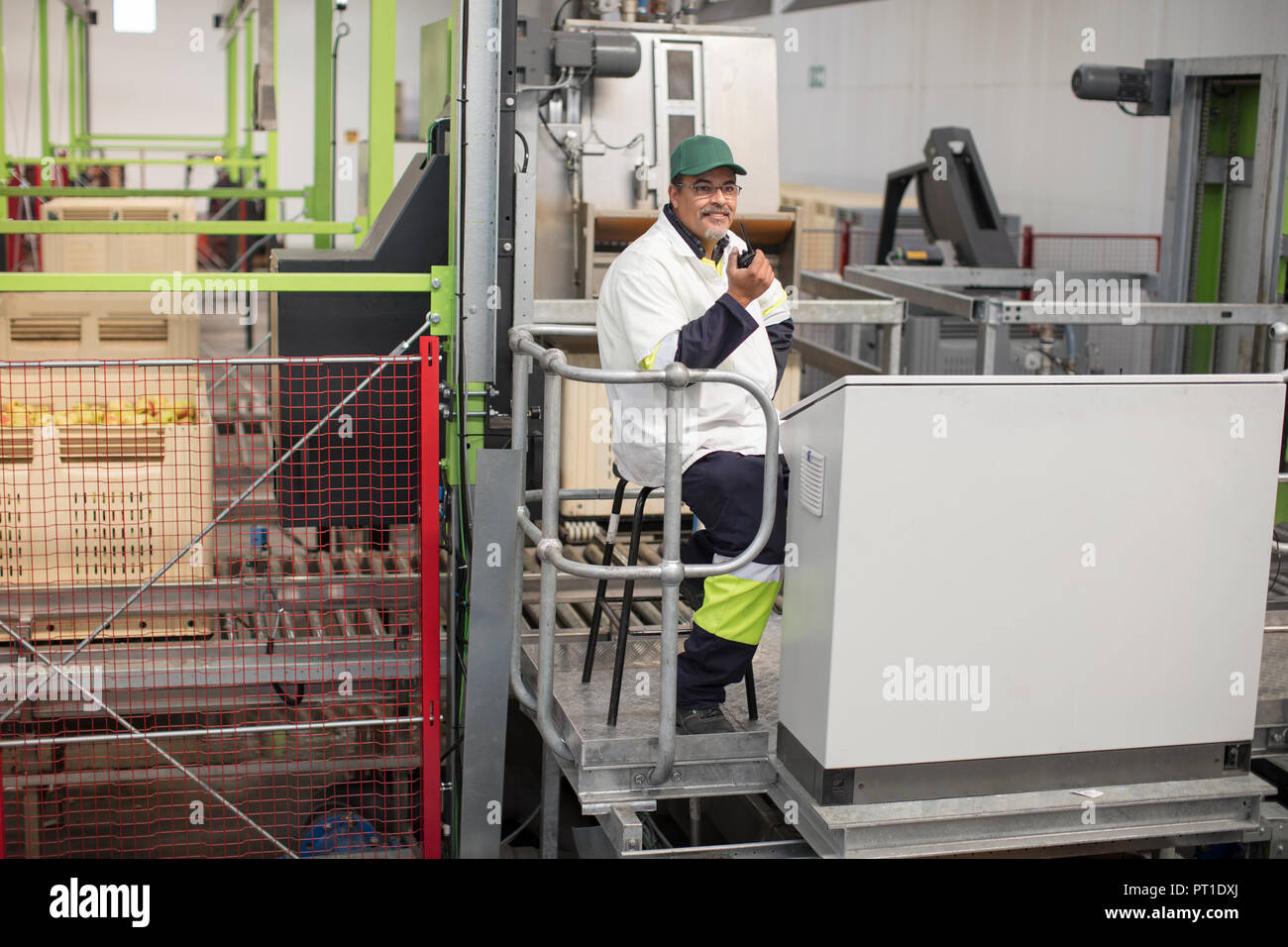 Séance de travail à la machine d'emballage apple Banque D'Images