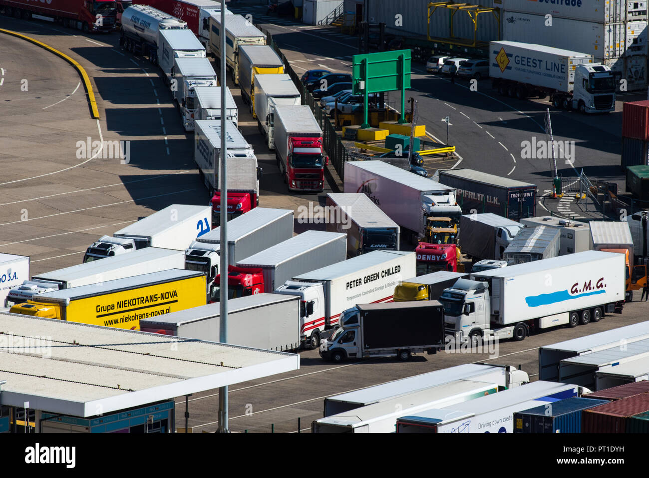 DOVER, UK - 25 SEP 2018 d'attente de camions : au Port de Douvres. Banque D'Images